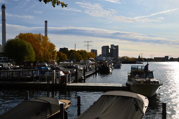 Marina im Herbst am Fluss Spree, Rummelsburg, Berlin