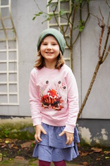 Portrait Junges Mädchen Kind mit Hoodie Klamotten - 414624374