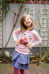 Portrait Junges Mädchen Kind mit Hoodie Klamotten - 414624528