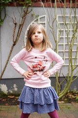 Portrait Junges Mädchen Kind mit Hoodie Klamotten - 414624589