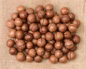 Shelled and unshelled macadamia nuts
