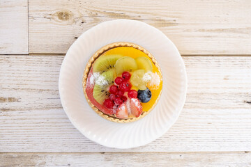 真上から見た白いお皿の上のフルーツタルト