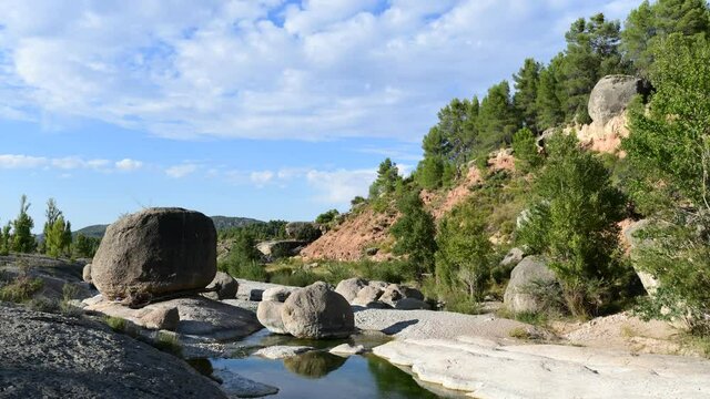 Time lapse de nubes sobre el r&iacute;o Bergantes, cerca de la poblaci&oacute;n de Aguaviva, en la provincia de Teruel. Arag&oacute;n. Espa&ntilde;a. Europa