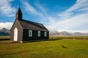 Fototapeta na wymiar L'église noire de Budir est ​​situé sur la côte sud de la péninsule de Snæfellsnes en Islande.