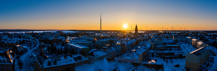 Brandenburger Kleinstadt im winterlichen Sonnenuntergang