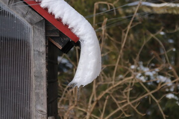 Schneeüberhang am Hühnerstall