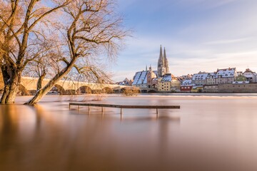 Hochwasser des Flusses Donau im Winter 2021 in Regensburg mit Blick auf den Dom die Altstadt und...