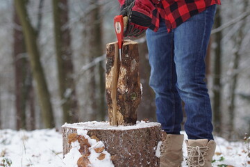 Holzfäller Holz hacken holz spalten im Winter