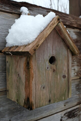 Alter Nistkasten im Winter