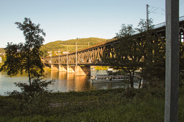 Zug und Auto-Brücke über die Mosel