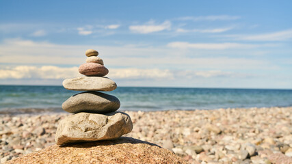 Fototapeta na wymiar Feng Shui und Zen Konzept mit Stapel Steine am Meer