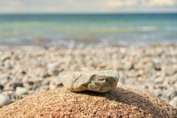 Fototapeta na wymiar Stein auf Felsen am Strand als Meditation Konzept