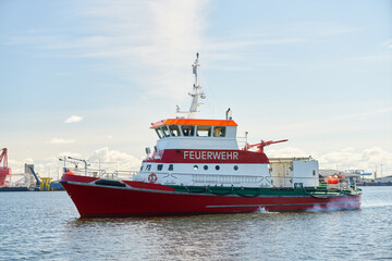 Feuerlöschboot als Schiff der Feuerwehr im Hafen