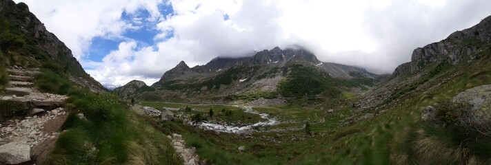 Bellissimo panorama delle montagne dal sentiero che porta al rifugio segantini nella val Nambrone...