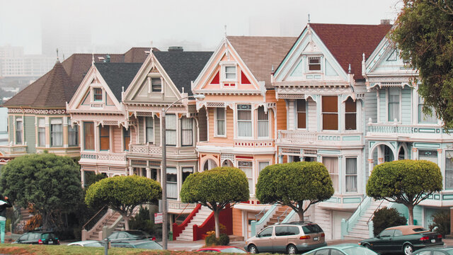 Casas  victorianas típicas de San Francisco, California, Pinted Ladies en el barrio de Haight Ashbury