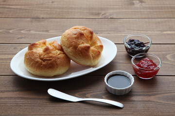 お皿にのせた バターロール パン ジャム テーブル