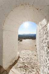 Obraz premium Landscape of the Mediterranean coast seen through a white arch.