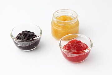 ガラスの器に入れた イチゴジャム ブルーベリージャム マーマレード 白背景