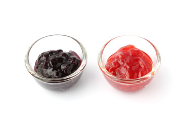ガラスの器に入れた イチゴジャム ブルーベリージャム 白背景