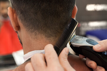 dettaglio di un uomo dal parrucchiere mentre viene pettinato con un pettine