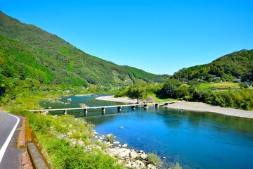 It is one of the subsidences in the Shimanto River. The Shimanto River is a very beautiful clear stream. It is a composition of the subsidence bridge seen from above.