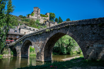 Fototapeta na wymiar Castillo, casas y puente de piedra de Belcastel, una aldea histórica medieval francesa