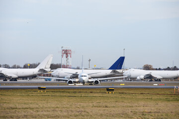 Fototapeta na wymiar avion cargo transport aerien aeroport fret 