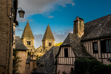 Fototapeta na wymiar Casas, tejados, farolas y calles de una aldea histórica medieval francesa