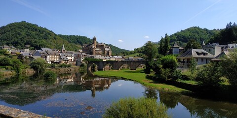Fototapeta na wymiar Vista general de la aldea histórica medieval francesa de Estaing, con su castillo, su iglesia, su puente y su río