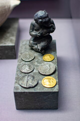 antyczna figurka i monety