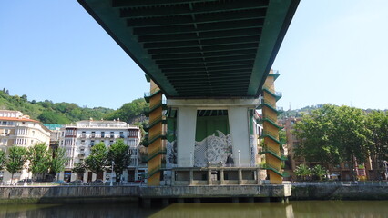 Obraz na płótnie Canvas Bajo del puente en Ría de Bilbao
