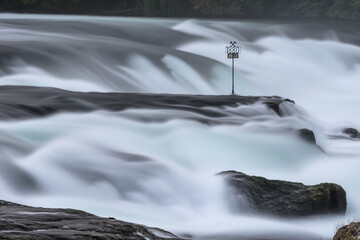 Der Rheinfall mit Erinnerungstafel mit den Jahreszahlen 1880 und 1963, Neuhausen am Rheinfall,...