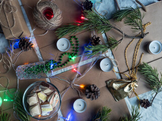 Photo New Year's flat ley. Christmas background.  colorful decorations. new year multi-colored illumination. craft bags