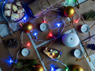 Photo New Year's flat ley. Christmas background.  colorful decorations. new year multi-colored illumination. craft bags