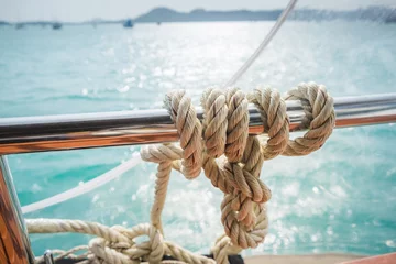 Küchenrückwand glas motiv Detail sailing knot rope on boat, Boat Knot with blue sea background © Pitchy