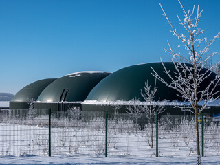 Biogasanlage in Deutschland im Winter mit Blauen Himmel
