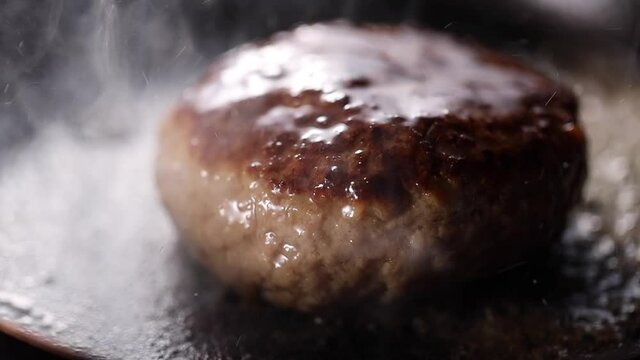 ハンバーグ　調理イメージ