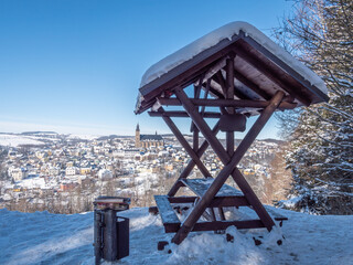 Picknick mit Blick auf die Bergstadt Schneeberg im Erzgebirge im Winter