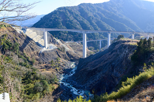 新阿蘇大橋「復興への架け橋」最高に美しい晴天空を背景に新阿蘇大橋