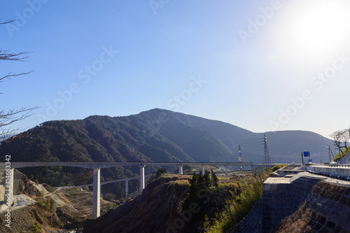 新阿蘇大橋「復興への架け橋」最高に美しい晴天空を背景に新阿蘇大橋 