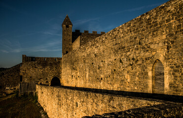 Contrastes de luces doradas y sombras en un castillo medieval francés al atardecer