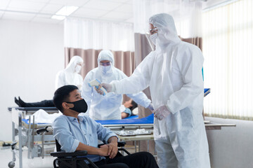 Obraz premium Doctors and staff Taking the patient to the emergency room to check for viruses During the COVID outbreak