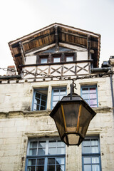 Fototapeta na wymiar Farol y fachada de una vivienda medieval en una ciudad histórica francesa