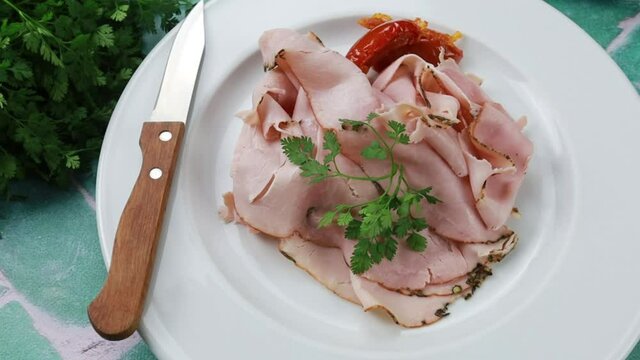 chiffonnade de jambon blanc dans une assiette
