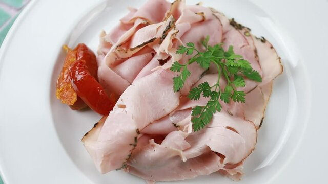 chiffonnade de jambon blanc dans une assiette