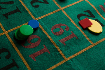 tavola da gioco per roulette con fiches colorate