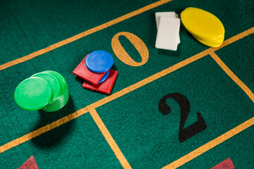 tavola da gioco per roulette con fiches colorate