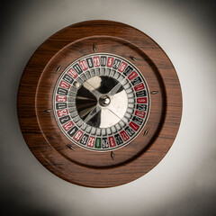 Roulette in legno isolata su sfondo bianco