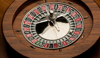 Roulette in legno isolata su sfondo nero