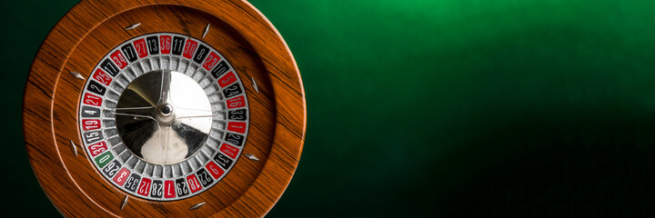 Roulette in legno isolata su sfondo  verde